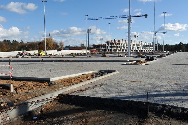 Budowa parkingów w pobliżu stadionu.