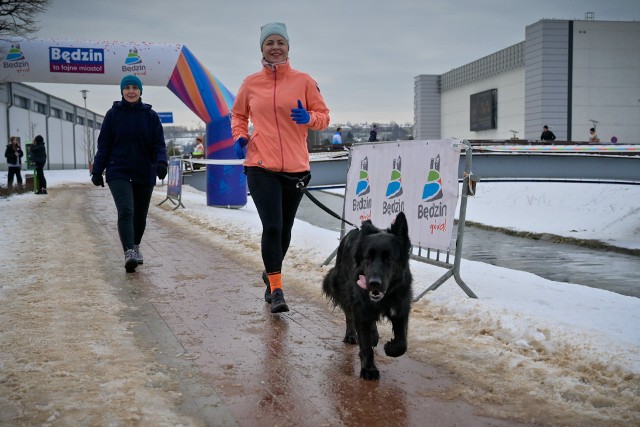 W Będzinie biegacze wspomogli Emilkę, biorąc udział w plenerowej imprezie sportowej na bulwarach Przemszy Zobacz kolejne zdjęcia/plansze. Przesuwaj zdjęcia w prawo naciśnij strzałkę lub przycisk NASTĘPNE