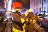 Pożar mieszkania przy ulicy Mickiewicza w Słupsku. Pięć zastępów straży pożarnej w akcji (zdjęcia)