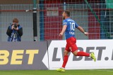 Kamil Wilczek strzelił sprytnego gola w meczu Piast - Warta. Napastnik czekał na niego ponad rok. Miał zacząć jako rezerwowy
