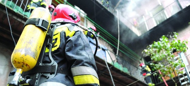 13 października strażacy kilka godzin walczyli z pożarem, który wybuchł w mieszkaniu Pawła Ż.