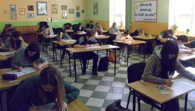 Maturzyści z włoszczowskiego liceum ocenili próbną maturę z języka polskiego, jako przystępną dla każdego przeciętnego ucznia.