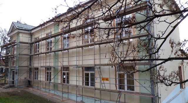Budynek Publicznej Szkoły Podstawowej numer 1 w Busku-Zdroju przechodzi kosztowną termomodernizację.