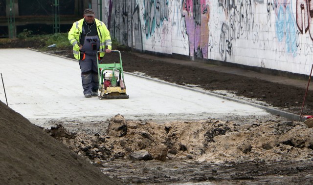 "Siedemnastka" to jedna z ostatnich szkół podstawowych w Grudziądzu, które nie miały choćby przeciętnego boiska sportowego. Bo gruntowego placu, który teraz zastępował uczniom boisko, nazwać nim nie było można. Teraz powstaje tutaj boisko wielofunkcyjne ze skocznią oraz bieżnią lekkoatletyczną i systemem oświetlenia.