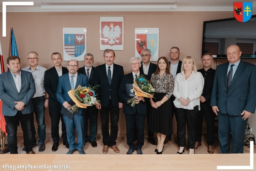 W Starostwie Powiatowym w Kazimierzy Wielkiej uroczyście pożegnano i podziękowano za pracę dwóm dyrektorom szkół
