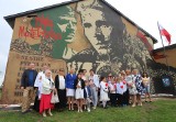 Odsłonięcie murala w Łępinie w gminie Stara Błotnica. W uroczystości uczestniczyła ambasador Anna Maria Anders. Zobaczcie zdjęcia