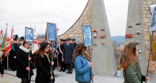 Uroczystości związane z upamiętnieniem narodowych bohaterów przy nowym pomniku w Morawicy