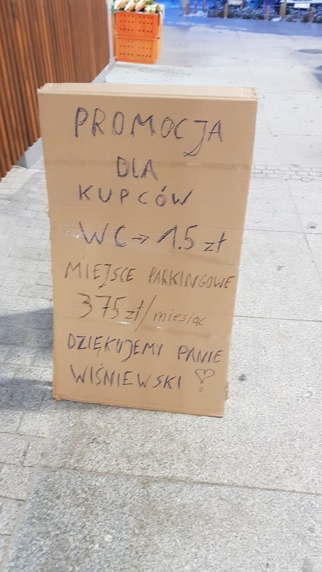 Sprzedający z poznańskiego Rynku Łazarskiego postawili na terenie targowiska karton z informacją do pierwszego zastępcy prezydenta Mariusza Wiśniewskiego. Rozpisali na nim, za co muszą płacić.