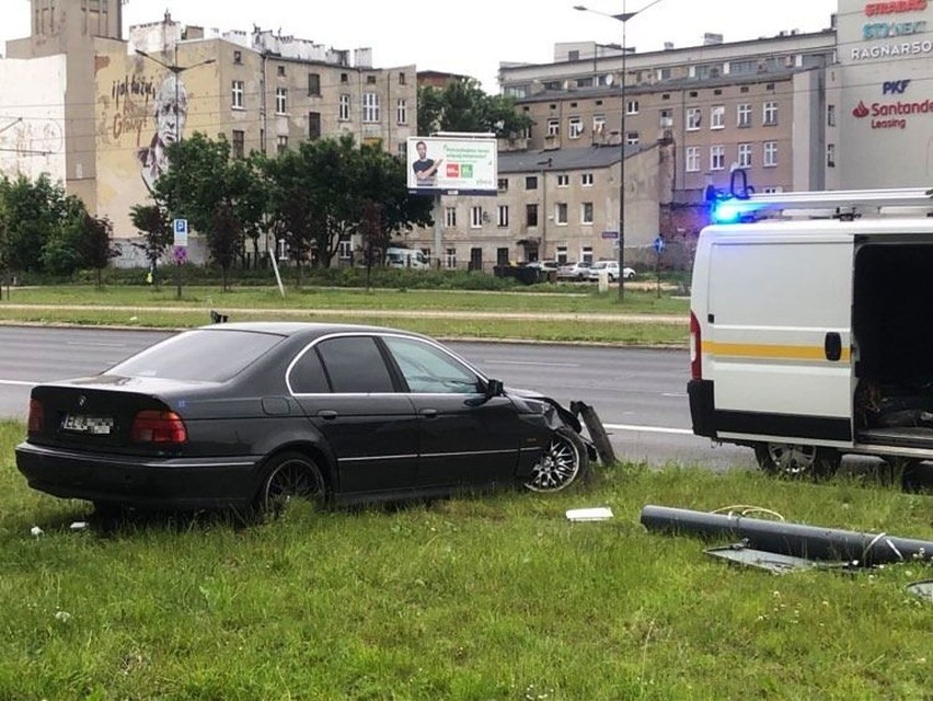 Zderzenie na Piłsudskiego! Auto aż ścięło latarnię! ZDJĘCIA