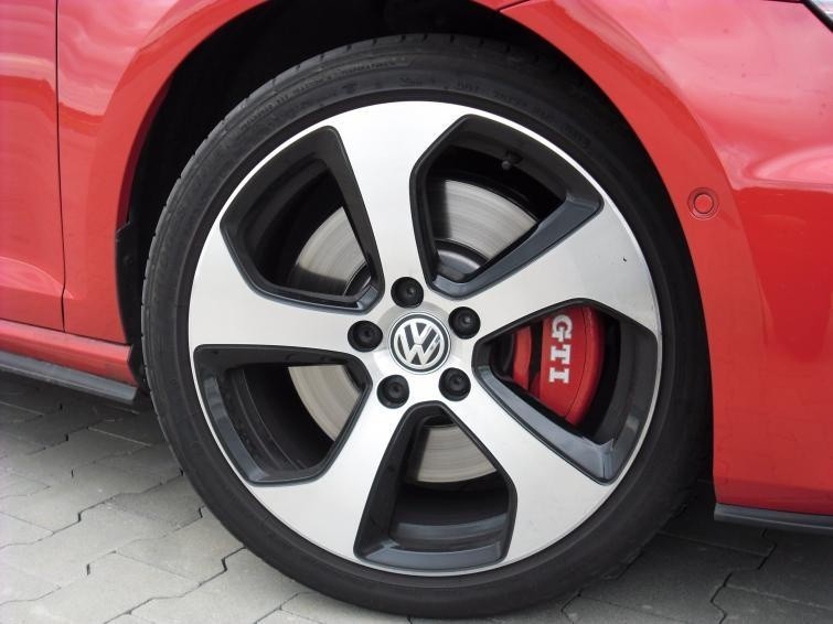 Testujemy: Volkswagen Golf GTI - kompakt z dopalaczem