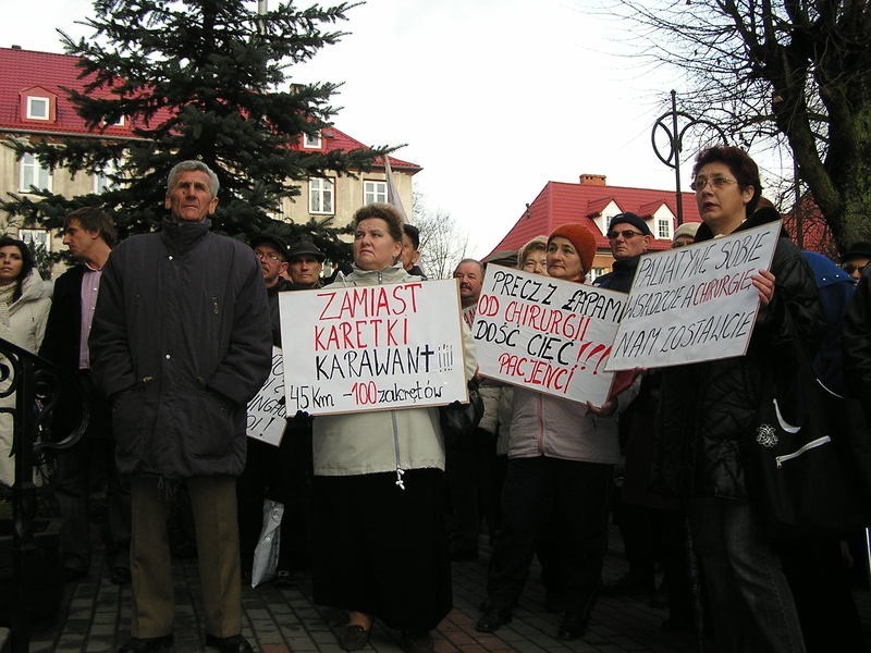 Przed miasteckim ratuszem rozsierdzeni mieszkancy....