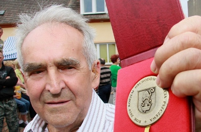 - Mieszkam tutaj od blisko 60 lat - mówi Franciszek Leśny, który jest honorowym obywatelem Pszczewa i dostał okolicznościowy medal.