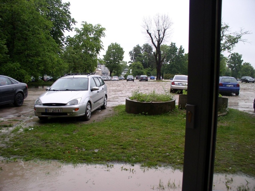 Ul. Waszyngtona w Białymstoku po opadach deszczu. Czytelniczka: Tsunami (zdjęcia, wideo)