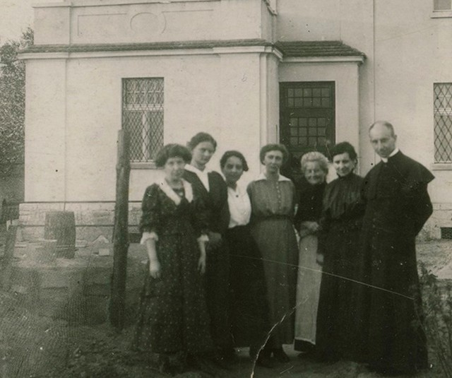Ks. Franciszek Marx przed plebanią w Starym Oleśnie wraz z matką, siostrami Klarą i Heleną oraz kobietami pracującymi na plebani.