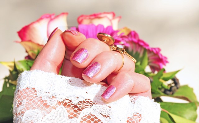 Modny letni manicure 2021. Zobacz jakie trendy będą obowiązywały tego lata. Radomskie manicurzystki chwalą się swoimi pracami na Instagramie. Zobacz piękne paznokcie!