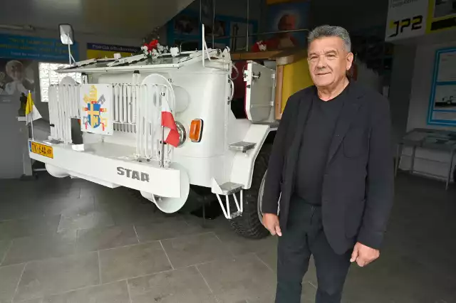 Marek Adamczak, właściciel firmy Auto Adamczak i Muzeum Samochodu Papieskiego JP2 w Cedzynie przy historycznym zrekonstruowanym papieskim aucie.