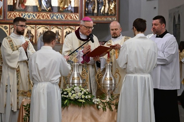 Bp Edward Dajczak przewodniczył Mszy Krzyżma w koszalińskiej katedrze