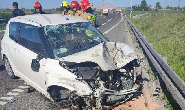 Samochód po kolizji na obwodnicy Jędrzejowa.