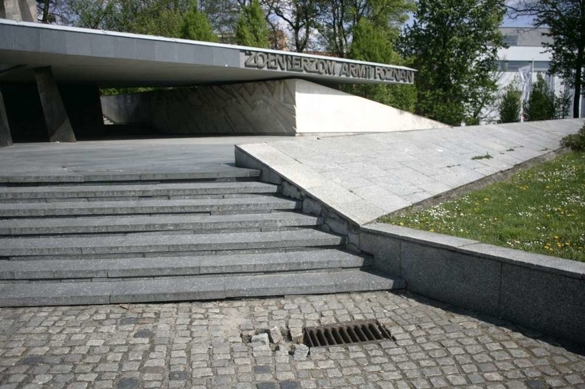 Pomnik Armii Poznań zniszczony przez wandali