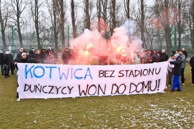 Kibice Kotwicy protestowali w Kołobrzegu.