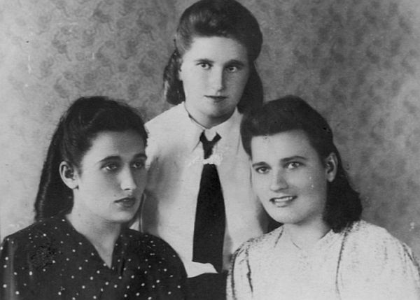 Zdjęcie z 1947 roku. Z prawej strony - Jadwiga Łukaszewicz z Czarnej Białostockiej