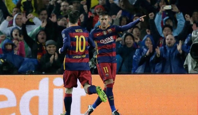 Lionel Messi (tyłem), Neymar i ich koledzy z Barcelona przez pomyłki sędziów stracili w tym sezonie kilka punktów
