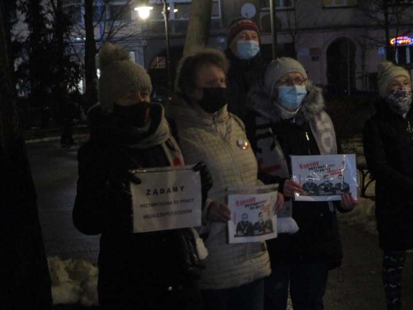 KOD Opole. Solidarni z represjonowanymi sędziami. Akcja na Pl. Daszyńskiego