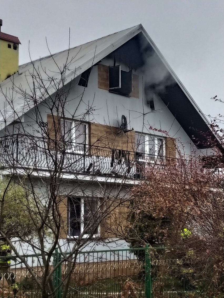 Pożar domu w Ostrowie koło Jarosławia. "Języki ognia wydobywały się przez okna" [ZDJĘCIA]