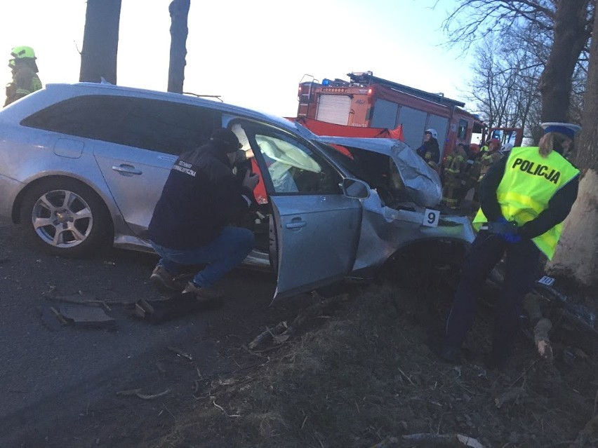 Śmiertelny wypadek koło Szymankowa w gminie Lichnowy. 3.04.2022. Samochód rozbił się o drzewo
