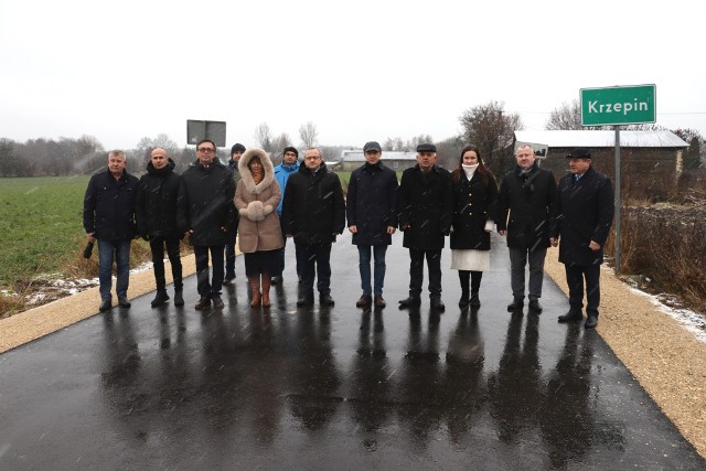 Uczestnicy odbioru wyremontowanej drogi powiatowej w Krzepinie.