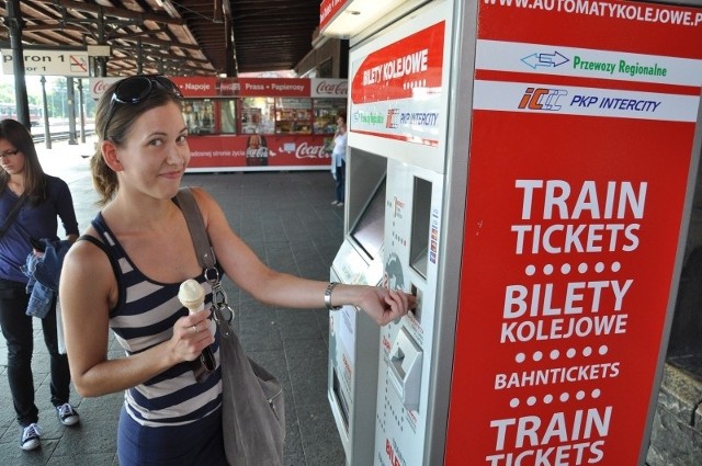 W automatach można płacić gotówką (wydają one resztę) lub kartą bankomatową.- To duża wygoda - mówi Ewa Serafin z Tarnowa Opolskiego.