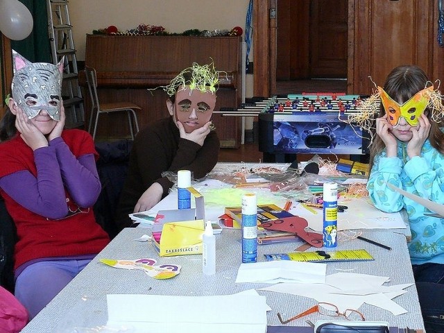 Podczas zajęć w Klubie Wojskowym dzieci przygotowywały już maski na piatkowy ba.