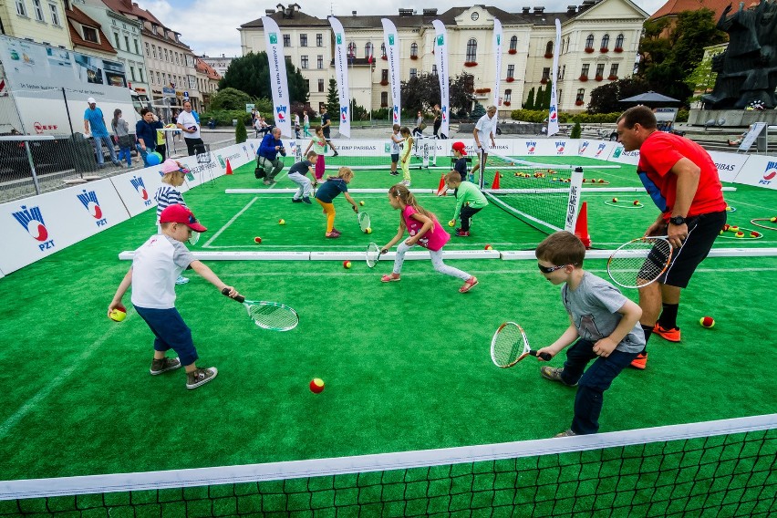 Dzieciaki do rakiet, czyli tenis na rynku w Bydgoszczy [zdjęcia]