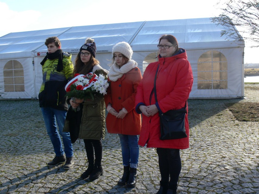 W Sandomierzu upamiętniono 151 rocznicę urodzin Marszałka Józefa Piłsudskiego. Przed pamiątkową tablicą na Bulwarze złożono kwiaty (ZDJĘCIA)