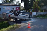 Łódzkie. Dachowanie w Stawie. Auto wylądowało na wjeździe do OSP