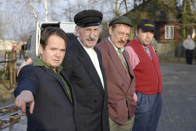 Patryk Pietrek (pierwszy z lewej) był jedną z najbardziej barwnych postaci w serialu "Ranczo".Przejdź dalej i zobacz, jak przez lata zmieniał się Piotr Pręgowski >>>