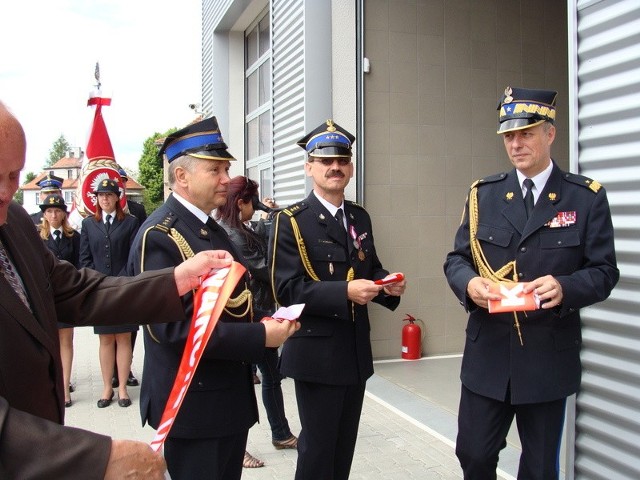 Jan Zdunek (w środku) podkreśla, że zarzuty emerytowanego związkowca są nieprawdziwe. Stanisław Węsierski, komendant wojewódzki straży (z lewej), zapowiada obiektywne wyjaśnienie sprawy.