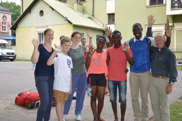 Razem z grupą Francuzów na Światowe Dni Młodzieży  przyjechali Jackueline Zerba i Paul Miki Gnoumou z Burkina Faso. Jadą do Krakowa, żeby wielbić Boga i  stamtąd wrócić silniejsi duchem.