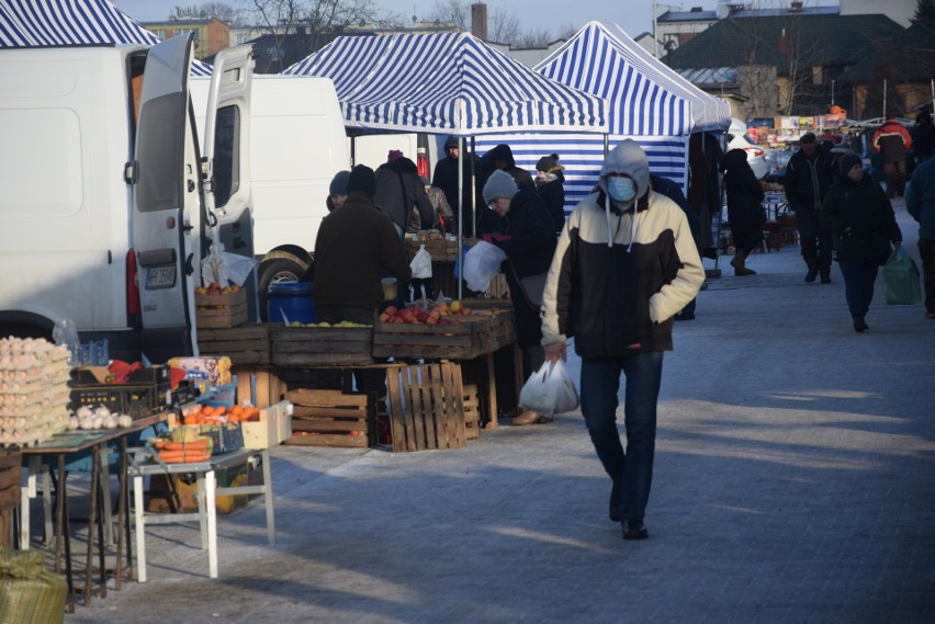 Sobota 15 stycznia na targowisku w Szydłowcu. Mimo mrozu było wielu handlujących i kupujących. Zobacz zdjęcia 