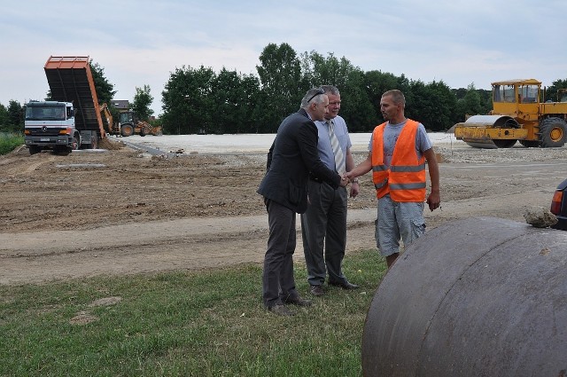 Burmistrz Michał Cichocki i jego zastępca Jacek Matera oraz prowadzący budowę Janusz Herdzin na placu budowy.