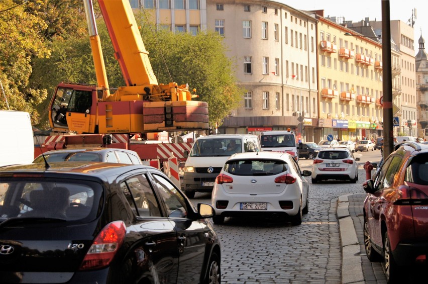 Na ulicy Korfantego przy szpitalu MSWiA w Opolu znów stoi...