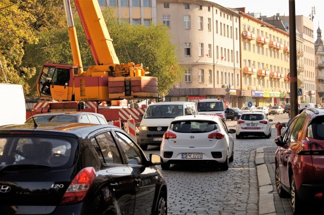 Na ulicy Korfantego przy szpitalu MSWiA w Opolu znów stoi dźwig