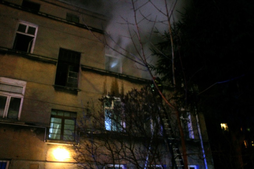 Pożar mieszkania w kamienicy przy Jaracza w Łodzi