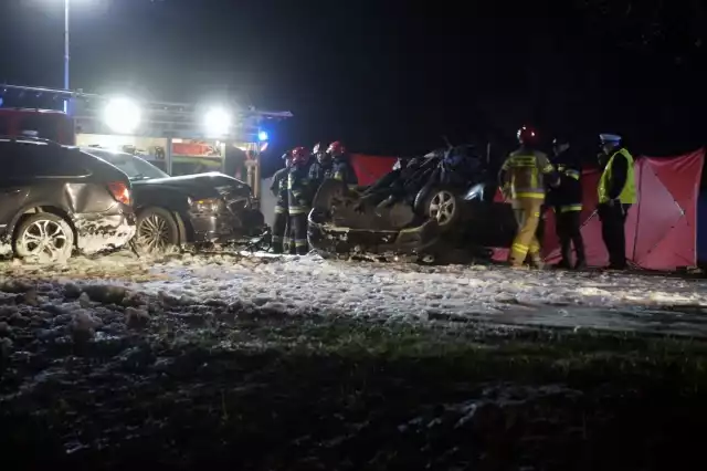 W niedzielę (5 maja) około godziny 21:30 doszło do tragicznego wypadku na drodze krajowej numer 6 w okolicy Reblina. Zderzyły się trzy samochody. Nie żyje mężczyzna. Dwóch uczestników wypadku trafiło do słupskiego szpitala.Na miejsce zdarzenia przyjechał prokurator. Kilka godzin trwała akcja służb ratunkowych. Droga była całkowicie zablokowana. Biegli będą badać przyczyny tego tragicznego wypadku.