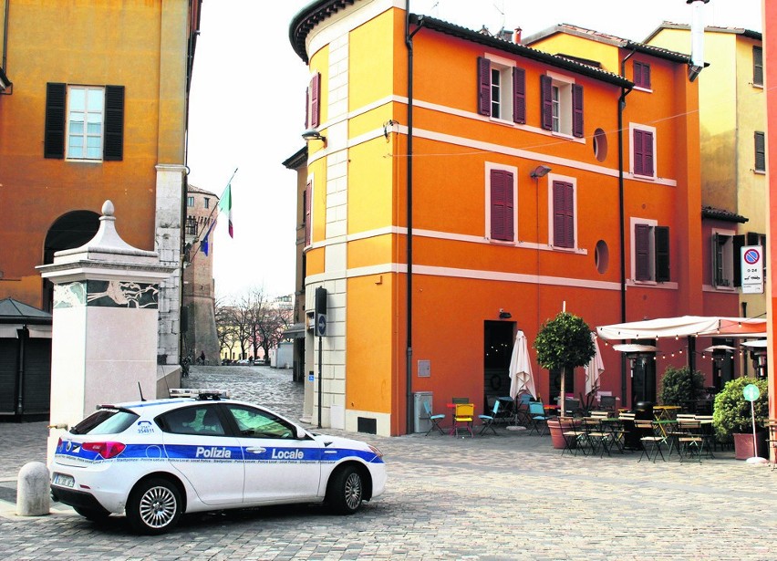 Koronawirus we Włoszech. Puste ulice, patrole policji i prześcieradła z rysunkami tęczy zwisające z okien