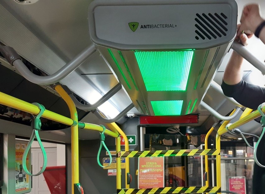 Urządzenie filtrujące powietrze i ozonujące wnętrze autobusu...