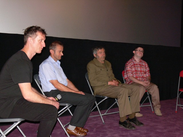 Zdzisław Walas z Fundacji La Zebra z Krzcina z lewej, po premierze w Kinie Starówka zaprosił na podium głównych bohaterów filmu.