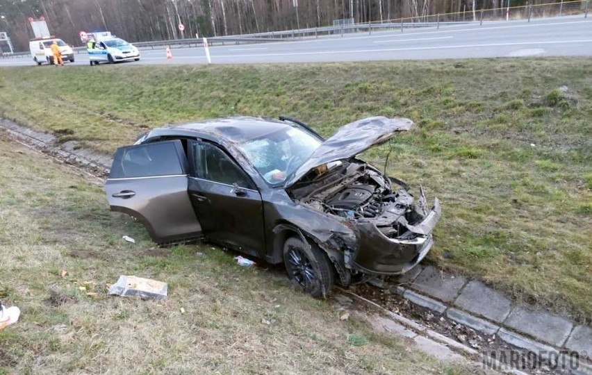 Groźny wypadek na autostradzie A4. Dachował samochód z 5-osobową rodziną z Ukrainy