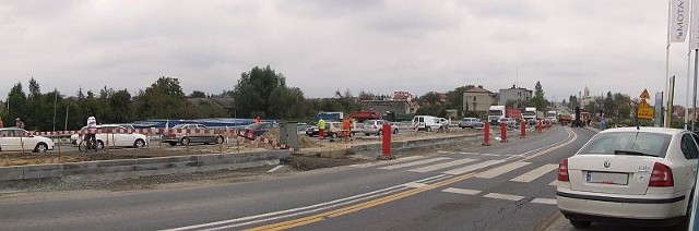 Około godziny 15 zniesiony został ruch wahadłowy na odcinku drogi krajowej numer 77 w  okolicach mostu w Sandomierzu. Ruch pojazdów w obu kierunkach został skierowany na nowy fragment drogi stanowiący dojazd do nowo budowanego mostu - napisał nasz czytelnik Wojciech Klimont.