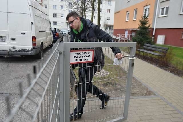 Naprawdę jest niebezpiecznie - tak sytuację na osiedlu Słoneczne Tarasy określa Kamil Zielaskowski, ratownik medyczny. Chodzi o dojazd karetki